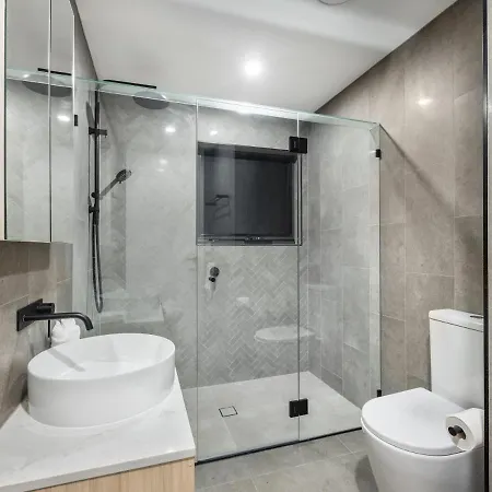 Conveniently Located Luxury 4br Townhouse