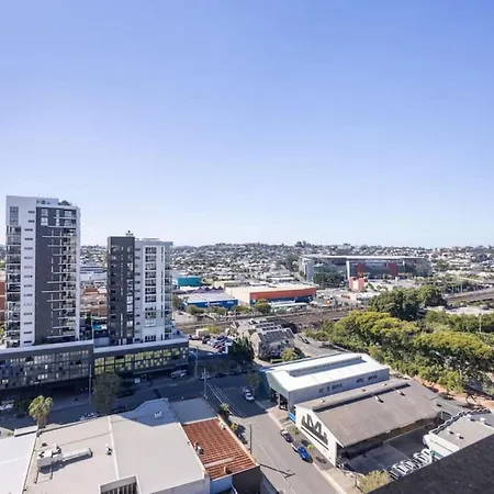 Conveniently Located 2br With Rooftop Pool At Milt * Brisbane