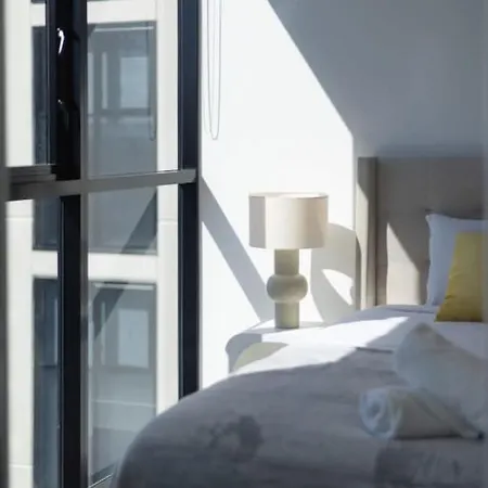 Apartment Conveniently Located 2br With Rooftop Pool At Milt Brisbane