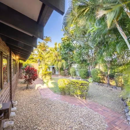 Hidden Bali Style 5br House In Robertson *