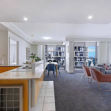Of Brissie - Chic Resort-style Cbd Living Apartment
