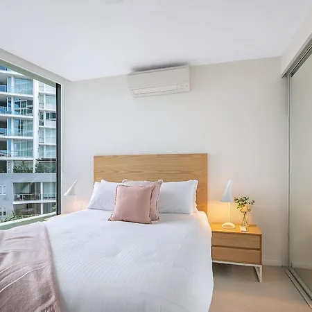 'riverfront Flow' Poolside And Portside In Hamilton Apartment