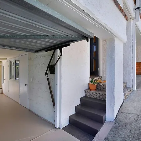 Tropical Dreaming In The Heart Of Indooroopilly Holiday home