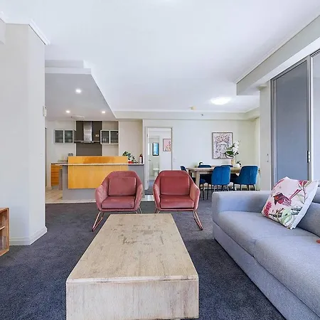 Of Brissie - Chic Resort-style Cbd Living Apartment *