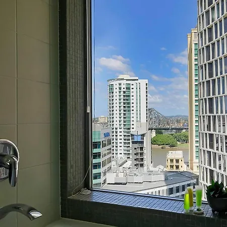 Of Brissie - Chic Resort-style Cbd Living Apartment *