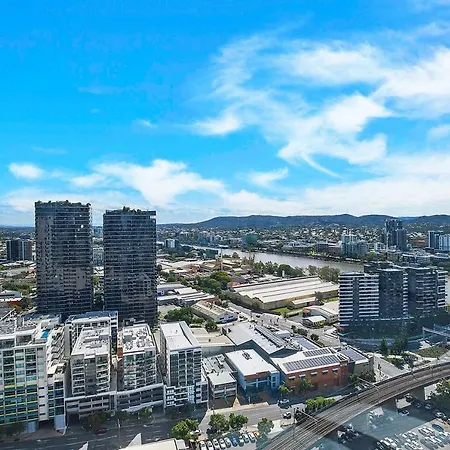 Apartment Soaring Skyline On Southside At Resort-style *