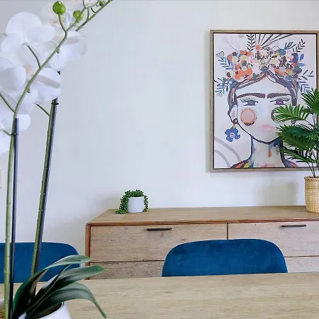 Of Brissie - Chic Resort-style Cbd Living Apartment