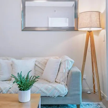 Apartment 'riverfront Flow' Poolside And Portside In Hamilton *