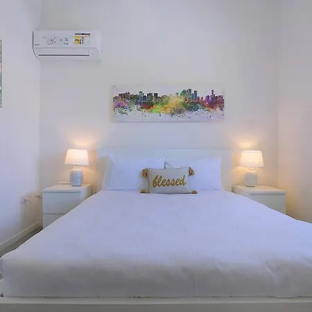 Centre Comfort - Your In Vibrant Apartment