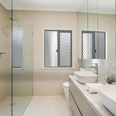 Nundah's Lush Haven - Serene Family Townhouse Escape Holiday home *