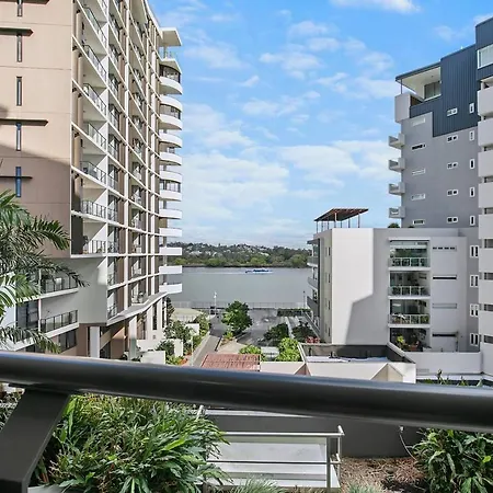'riverfront Flow' Poolside And Portside In Hamilton Apartment *