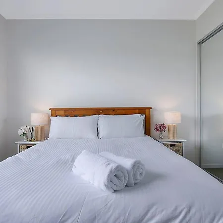 Of Taringa Penthouse With Sweeping Views *
