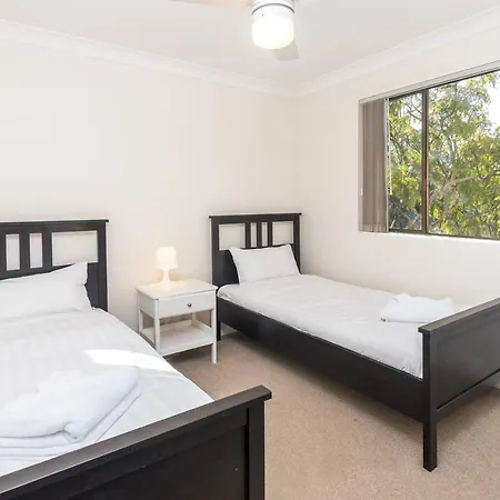 The Hidden Flower - A Spacious Poolside Abode Apartment Brisbane