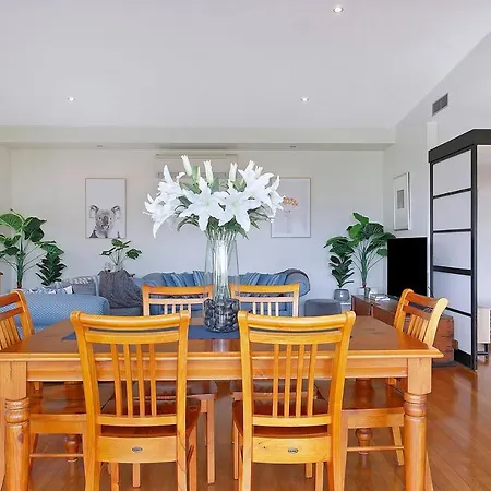 Of Taringa Penthouse With Sweeping Views *