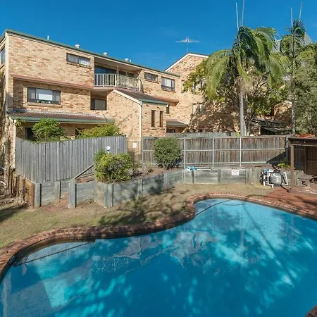 The Hidden Flower - A Spacious Poolside Abode * Brisbane