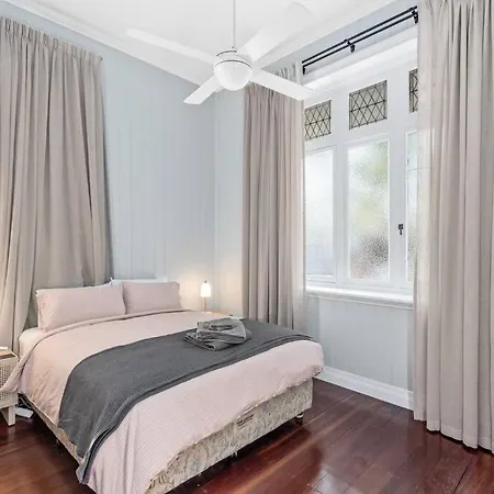 Apartment The Lounge! 2 Bed/1 Bath/1 Car ~ New Farm *