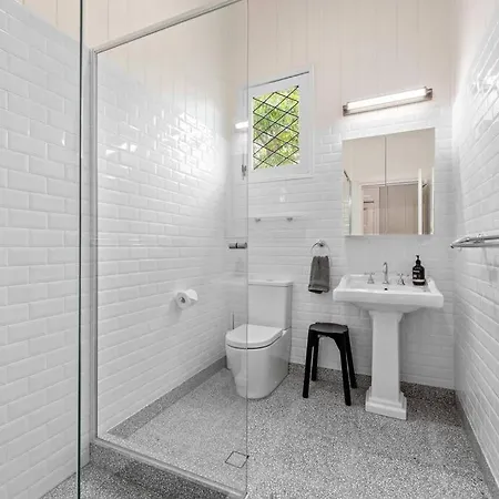 The Lounge! 2 Bed/1 Bath/1 Car ~ New Farm