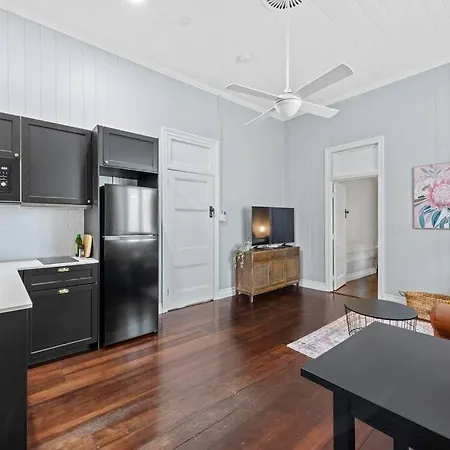 The Office! 1 Bed/1 Bath ~ New Farm Apartment