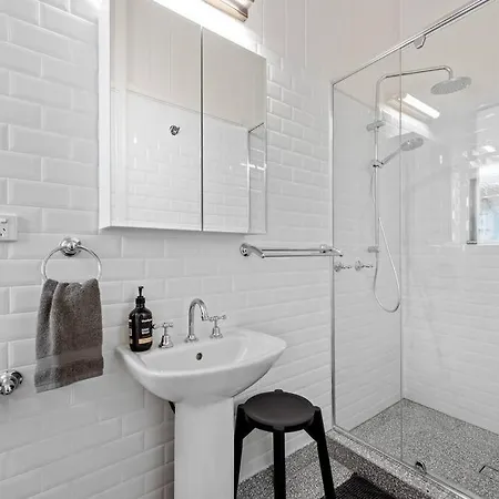 The Office! 1 Bed/1 Bath ~ New Farm Apartment *