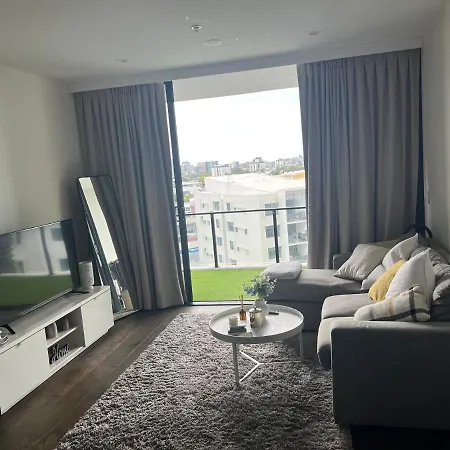 One Bedroom In A Two Bedroom * Brisbane