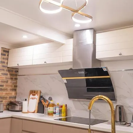 Luxury Living 2 Bedrooms 4 Beds 2b Athrooms In Southern Brisbane+ Parking *