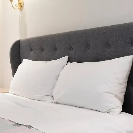 Luxury Living 2 Bedrooms 4 Beds 2b Athrooms In Southern Brisbane+ Parking Apartment