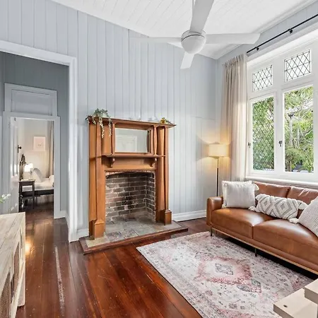 The Fireplace! 1 Bed/1 Bath/1 Car ~ New Farm *