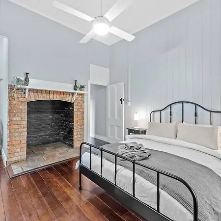 Apartment The Fireplace! 1 Bed/1 Bath/1 Car ~ New Farm