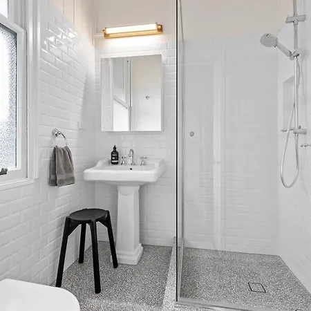 The Fireplace! 1 Bed/1 Bath/1 Car ~ New Farm Apartment