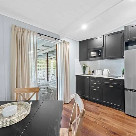 The Deck! 2 Bed/1 Bath/1 Car ~ New Farm *