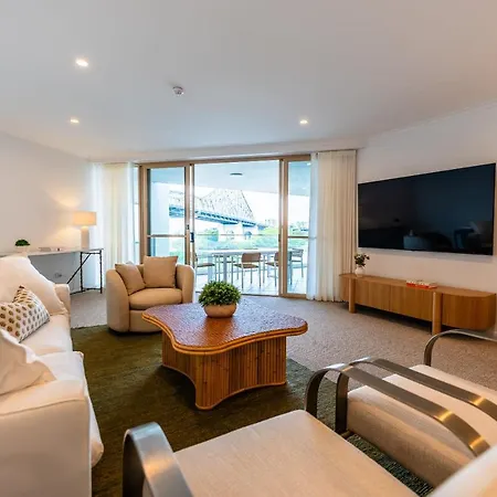 Story Bridge View With Parking And Pool Apartment