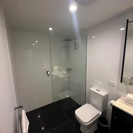 1br With Parking And Pool Near Shops Apartment Brisbane
