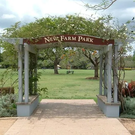 Stylish 1 Bedroom ~ New Farm Apartment *