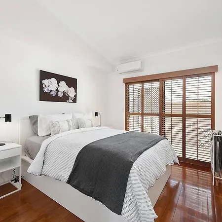 Hidden In New Farm ~ 1 Bed/1 Bath /1 Car/views! Apartment Brisbane