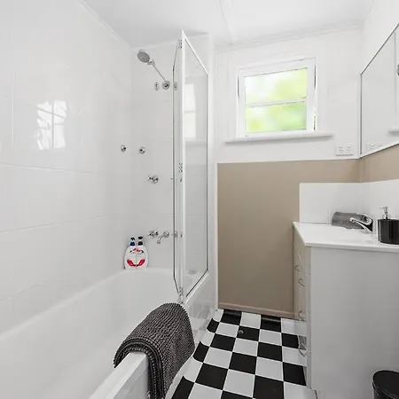 Stylish 1 Bedroom ~ New Farm *