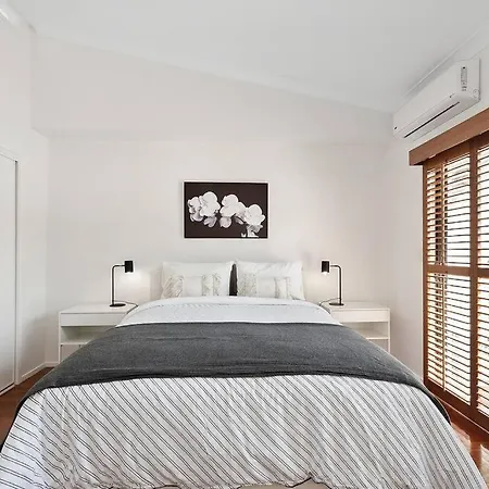 Apartment Hidden In New Farm ~ 1 Bed/1 Bath /1 Car/views! Brisbane