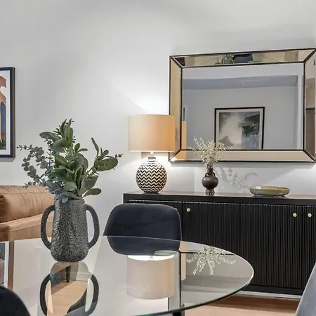 South Bank Sensational! ~ 1bed,1bath,1car,balcony Apartment *