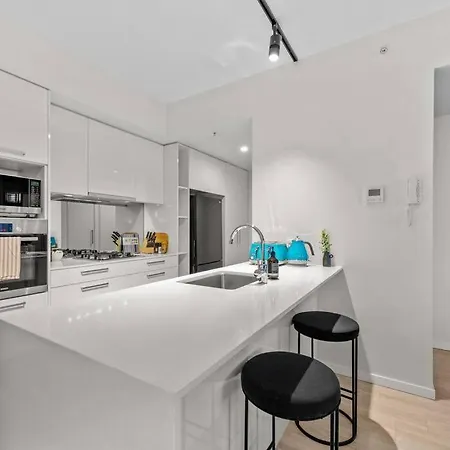 South Bank Sensational! ~ 1bed,1bath,1car,balcony Apartment *