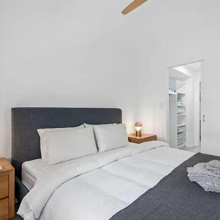 Hidden Oasis! 2bed/2bath/1car ~ 5mins To Cbd Apartment