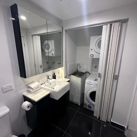 1br With Parking And Pool Near Shops * Brisbane