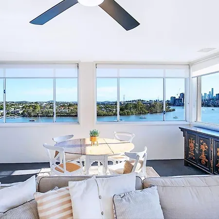 Apartment The Hillside At Hamilton - A Fresh Riverfront Abode