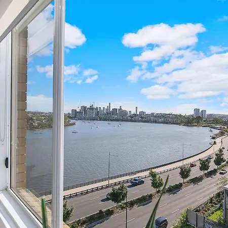 The Hillside At Hamilton - A Fresh Riverfront Abode Apartment *