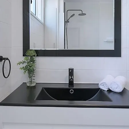 Apartment The Hillside At Hamilton - A Fresh Riverfront Abode *