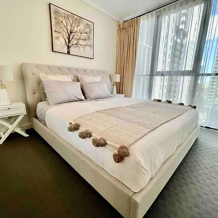 Luxury Center King Bed And Study *