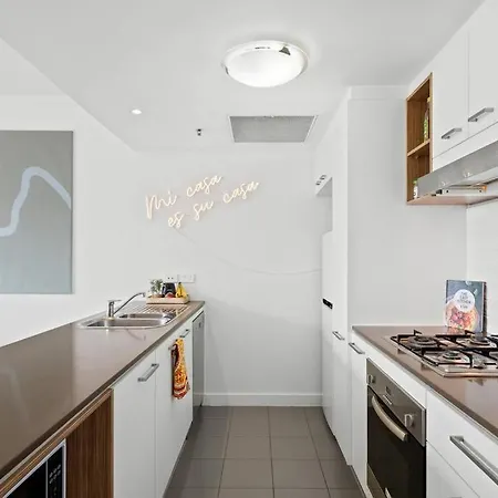 New! Cbd 1br With Views
