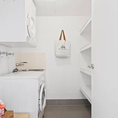 New! Cbd 1br With Views