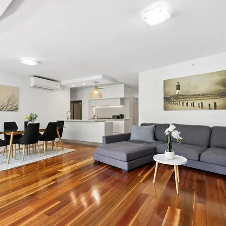 3-bed Luxurious Retreat By River & Cbd Apartment