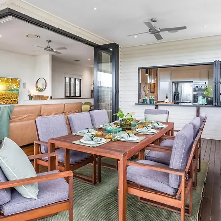 Beautiful Modern In Heart Of New Farm *