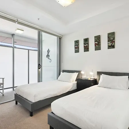 3-bed Luxurious Retreat By River & Cbd Apartment