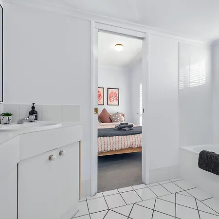 Apartment Convenient & Comfy! ~ 2bed, 2bath, 2car, Balcony Brisbane